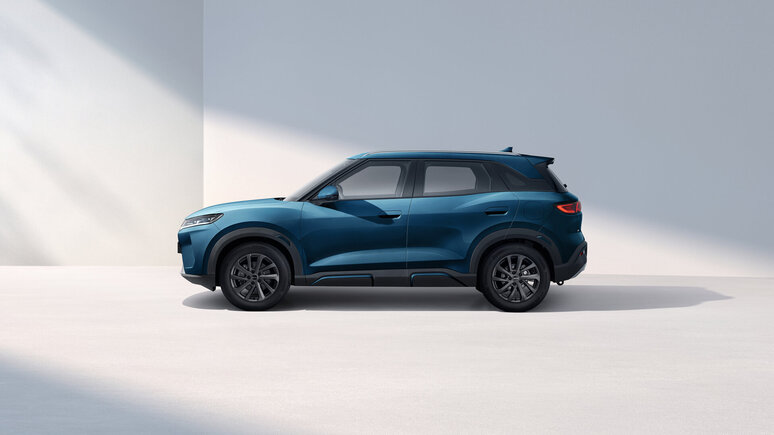 Seitenansicht eines blauen BYD ATTO 2 DM-i SUV vor hellgrauem Hintergrund