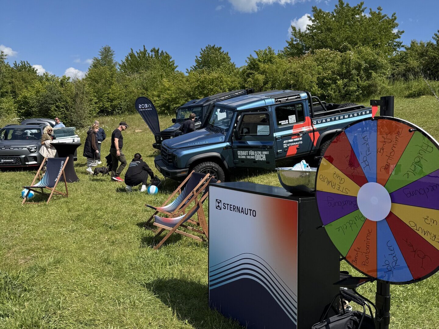 Die STERNAUTO Ecke auf dem Testival mit Glücksrad, Fahrzeugen und Liegestühlen