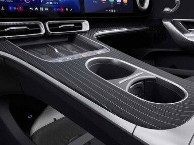 Die Zierelemente Holz Schiffsdeck Fineline schwarz offenporig in der Mercedes-Benz C-Klasse Elektro 2026
