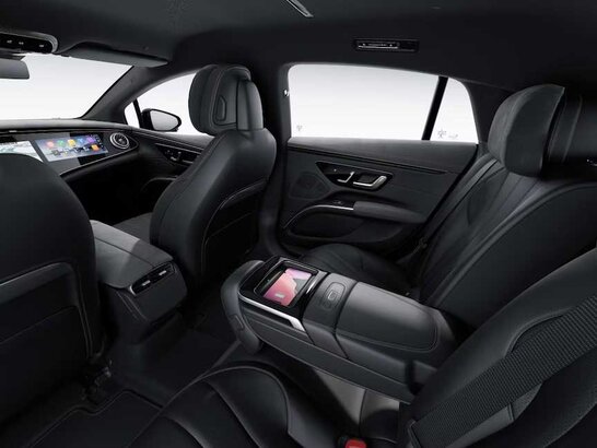 Die Komfort-Armlehne im Fond des Mercedes-Benz EQS 2026