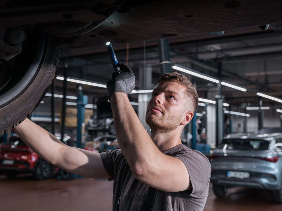 Mechaniker untersucht Fahrzeug