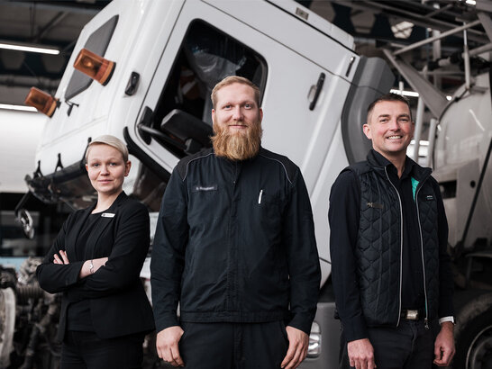 Servicetechniker macht Inspektion beim Lkw