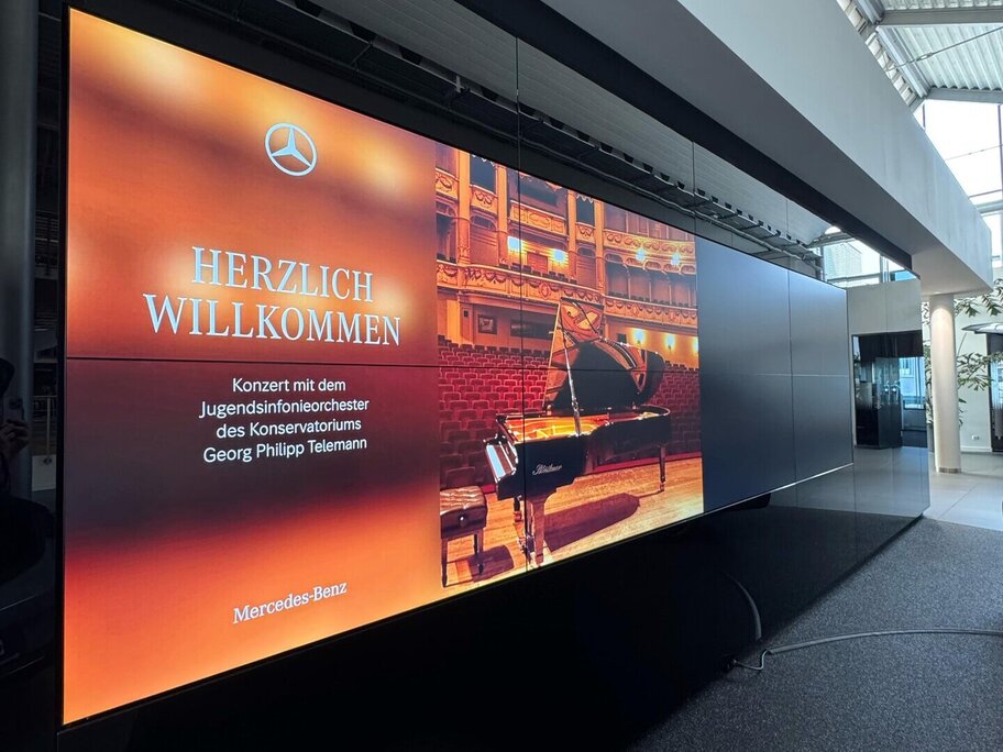 Ein Herzlich Willkommen Bildschirm für das Konzert mit dem Jugendsinfonieorchester des Konservatoriums Georg Philipp Telemann