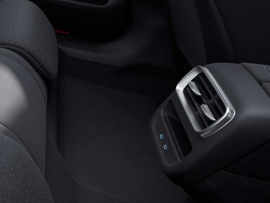Kleines Ablagefach auf der Rückseite der Mittelkonsole in der Mercedes-Benz C-Klasse Elektro 2026