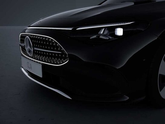 Der Kühlergrill beleuchtet mit Mercedes-Benz Pattern in Chrom des Mercedes-Benz CLA Shooting Brake 2026