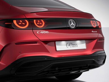 Die zweiteiligen Heckleuchten im Sterndesign an der Mercedes-Benz C-Klasse Elektro 2026