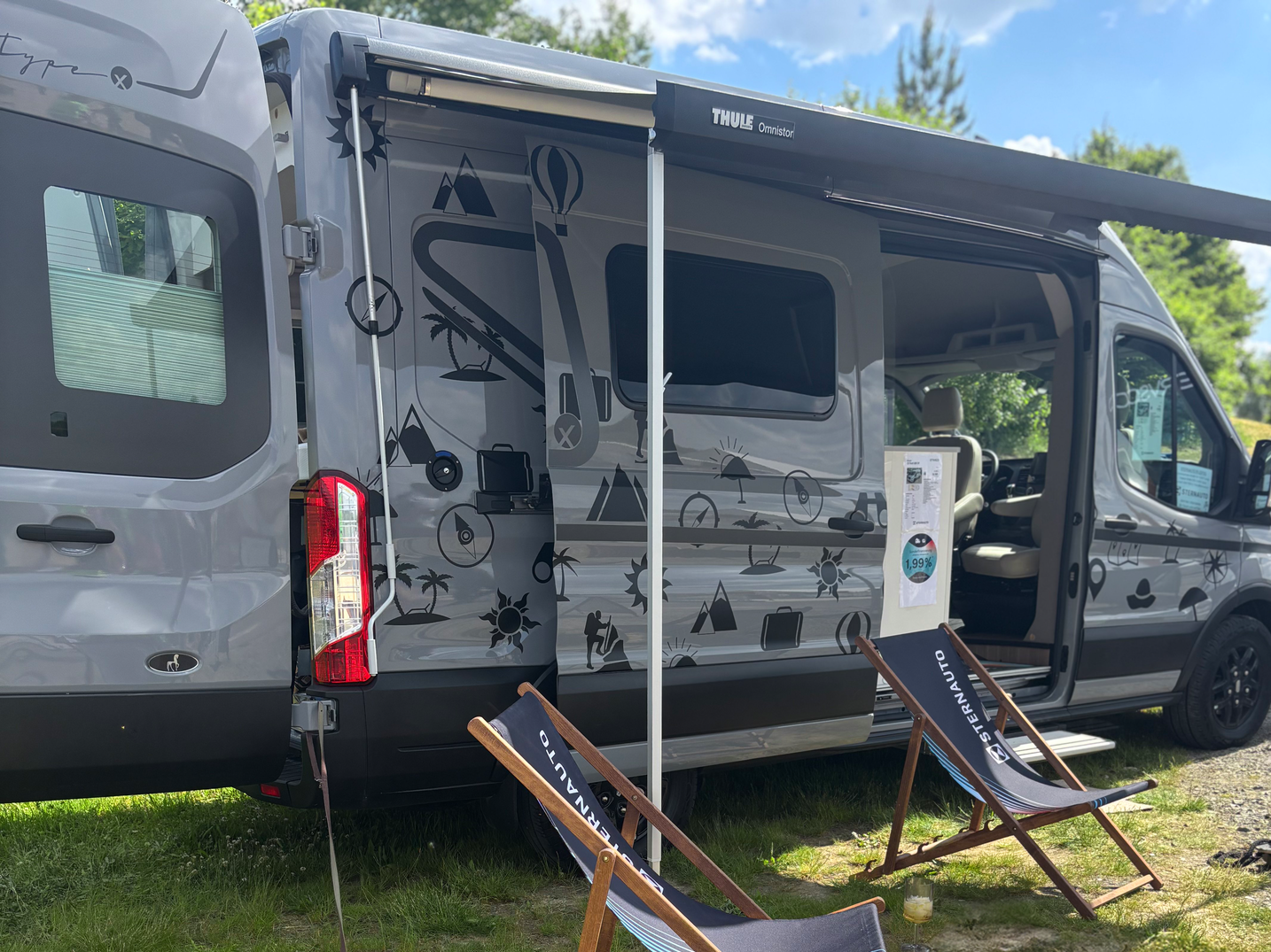 Zwei Liegestühle vor einem Hymer Reisemobile