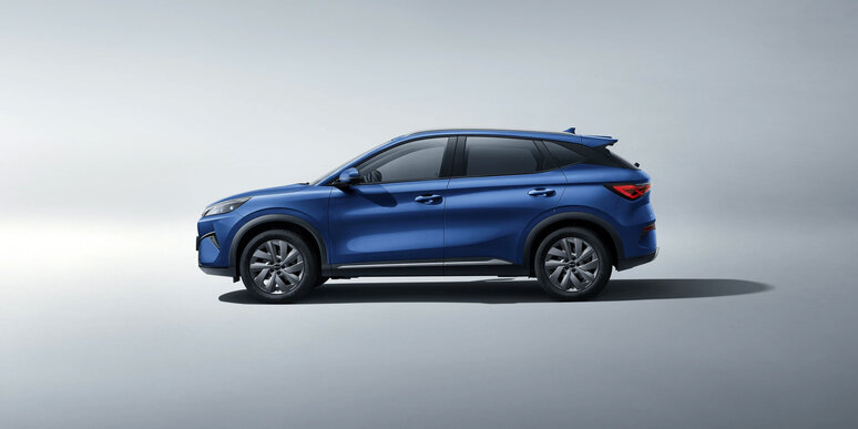 Der BYD ATTO 3 EVO von der Seite
