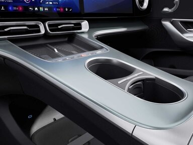 Die Zierelemente Eloxaloptik anthrazit in der Mercedes-Benz C-Klasse Elektro 2026