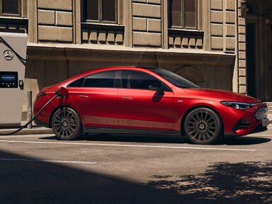 Ein patagonienroter vollelektrischer Mercedes-Benz CLA an einer Ladesäule