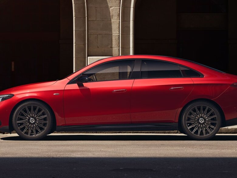 Der neue Mercedes-benz CLA 2025 in patagonienrot von der Seite