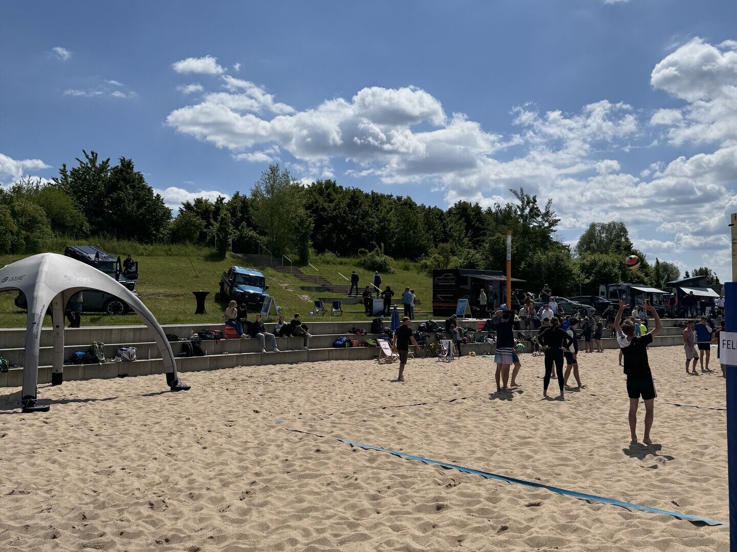 Eine Gruppe Menschen spielt Beachvolleyball an der Schladitzer Bucht