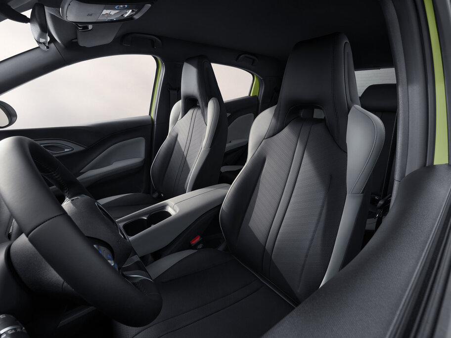 Interieur des BYD Dolphin Surf - zu sehen sind zweifarbige schwarz/graue Sitze
