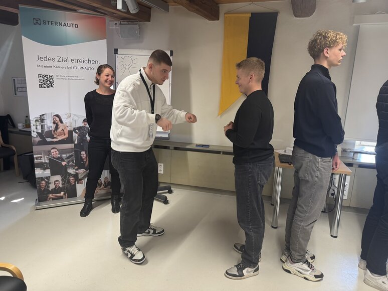 Unsere Auszubildenden bei STERNAUTO während einer Übung