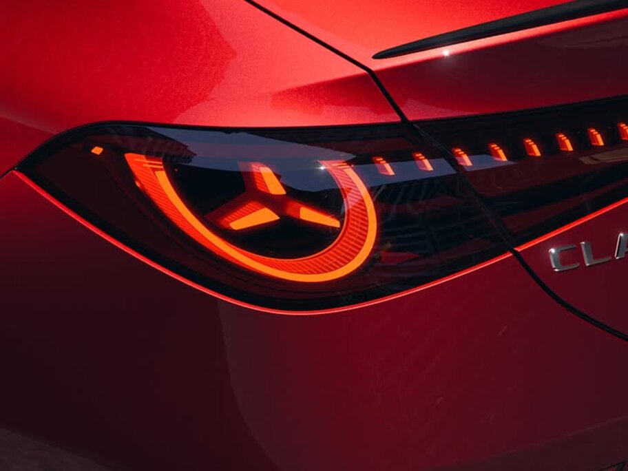 Mercedes CLA 2025 Heck Leuchtband in rot