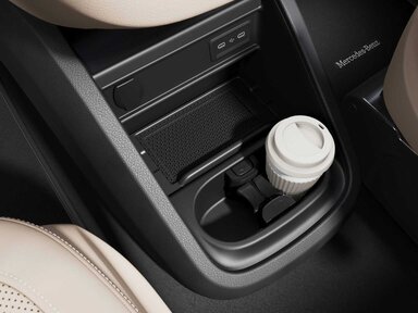Die Mittelkonsole mit Staufach und herausnehmbarem Cupholder in der Mercedes-Benz V-Klasse 2026