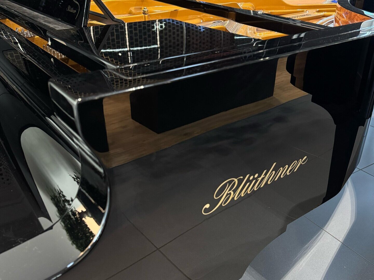 Ein Klavier von der Marke Blüthner