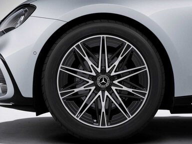20" AMG Leichtmetallräder im Vielspeichen-Design aerodynamisch optimiert, hochglanzschwarz lackiert und glanzgedreht, 50,8 cm