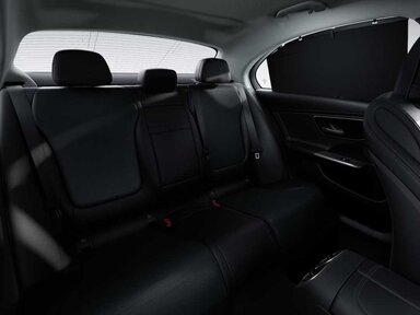 Sonnenrollos in den Fondtüren links und rechts in der C-Klasse Limousine