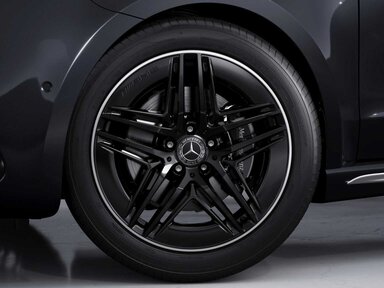 Die 48,3 cm (19″) AMG Leichtmetallräder im 5-Vierfachspeichen-Design, schwarz der Mercedes-Benz V-Klasse 2026
