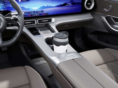 Der Doppelcupholder auf der Mittelkonsole der Mercedes-Benz C-Klasse Elektro 2026