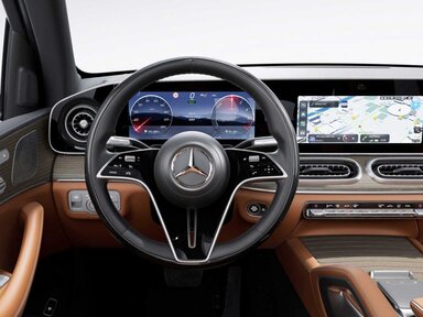 Das Multifunktions-Lenkrad in Holz-Leder-Ausführung im Mercedes-Benz GLE 2026