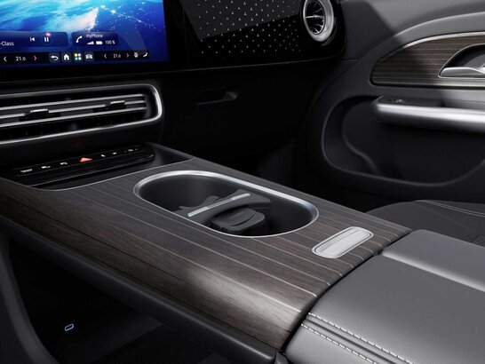 Die Zierelemente Holz Eiche braun Schiffsdeck offenporig mit aluminium lines im Mercedes-Benz GLB 2026