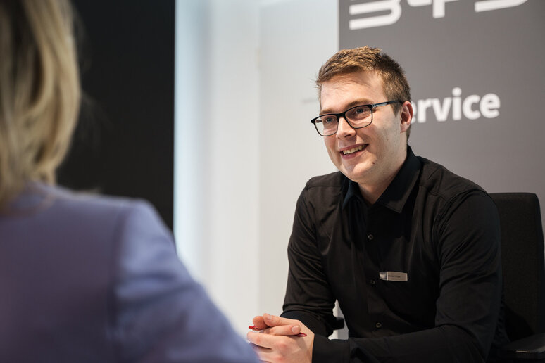 Serviceberater berät Kundin