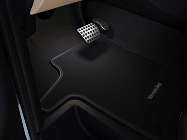 Die Sportpedalen aus gebürstetem Edelstahl in der Mercedes-Benz V-Klasse 2026