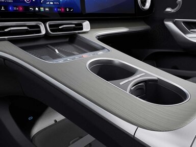 Die Zierelemente Holz Fineline Birke grau offenporig in der Mercedes-Benz C-Klasse Elektro 2026