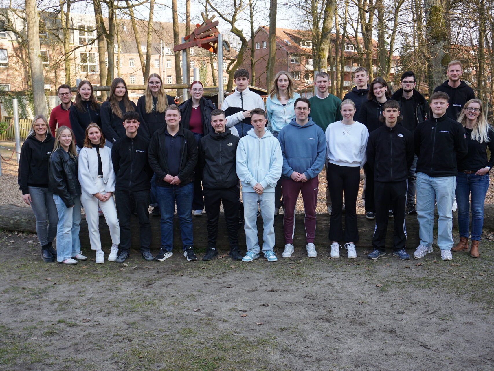 Gruppenfoto von unseren Auszubildenden mit den Ausbildern