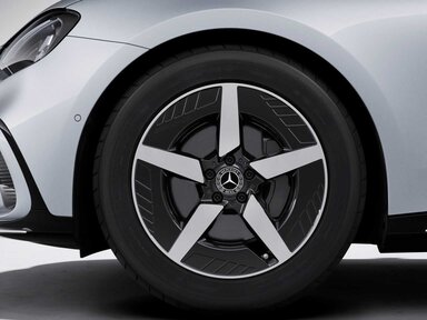 19" AMG Leichtmetallräder im 5-Speichen-Design aerodynamisch optimiert, hochglanzschwarz lackiert und glanzgedreht, 48,3 cm