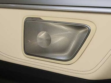 Das Burmester® Surround-Soundsystem in der Mercedes-Benz V-Klasse 2026