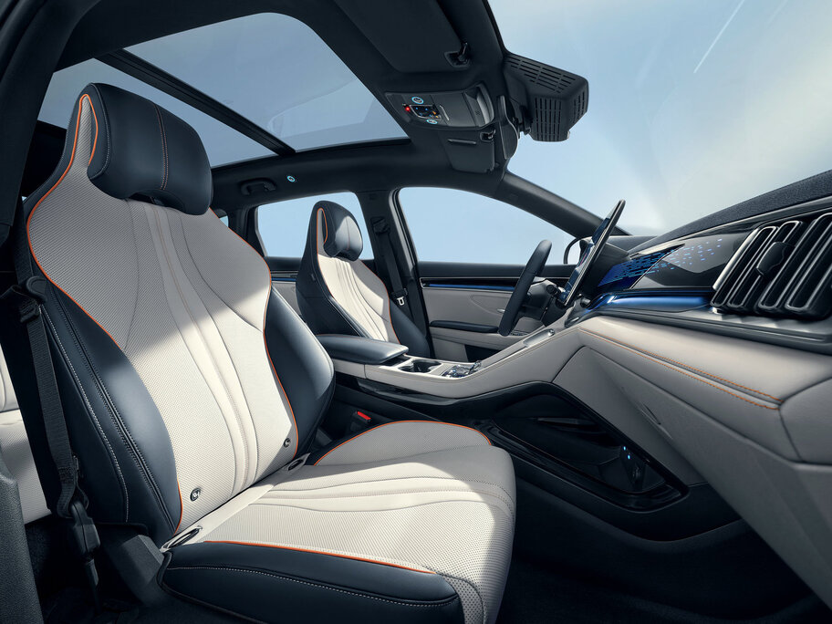 BYD Seal U Interieur Fahrer- und Beifahrersitze in schwarz/weiß