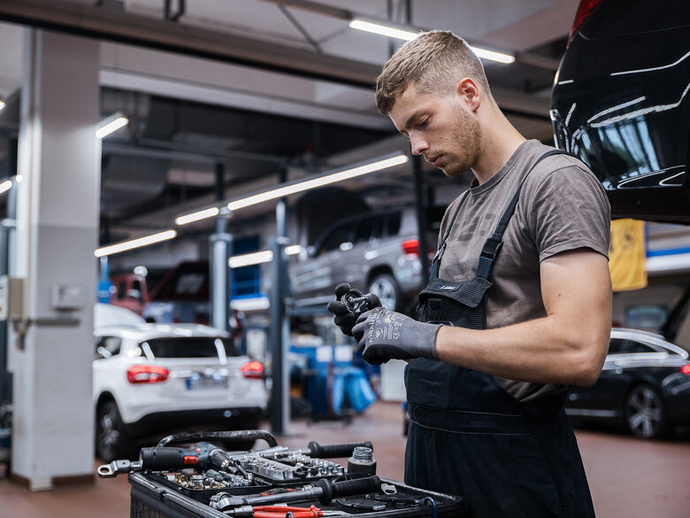 Mechaniker reinigt Gebrauchtteil