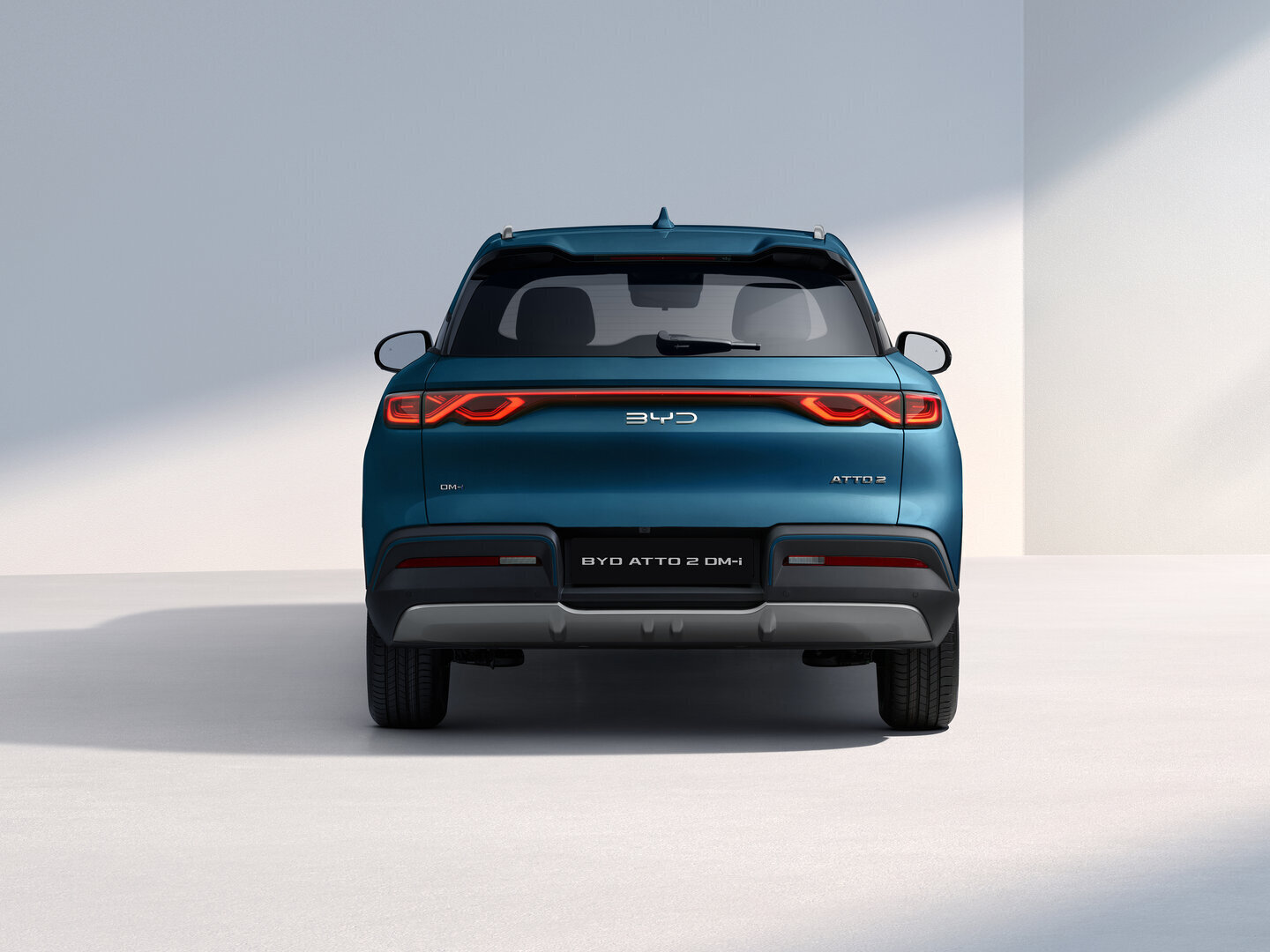 Heckansicht eines blauen BYD ATTO 2 DM-i SUV mit durchgehendem Rücklicht und sichtbarem Modellschriftzug
