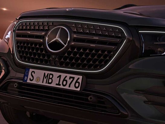 Das Panel mit beleuchtetem Mercedes-Benz Pattern am Mercedes-Benz GLS 2026