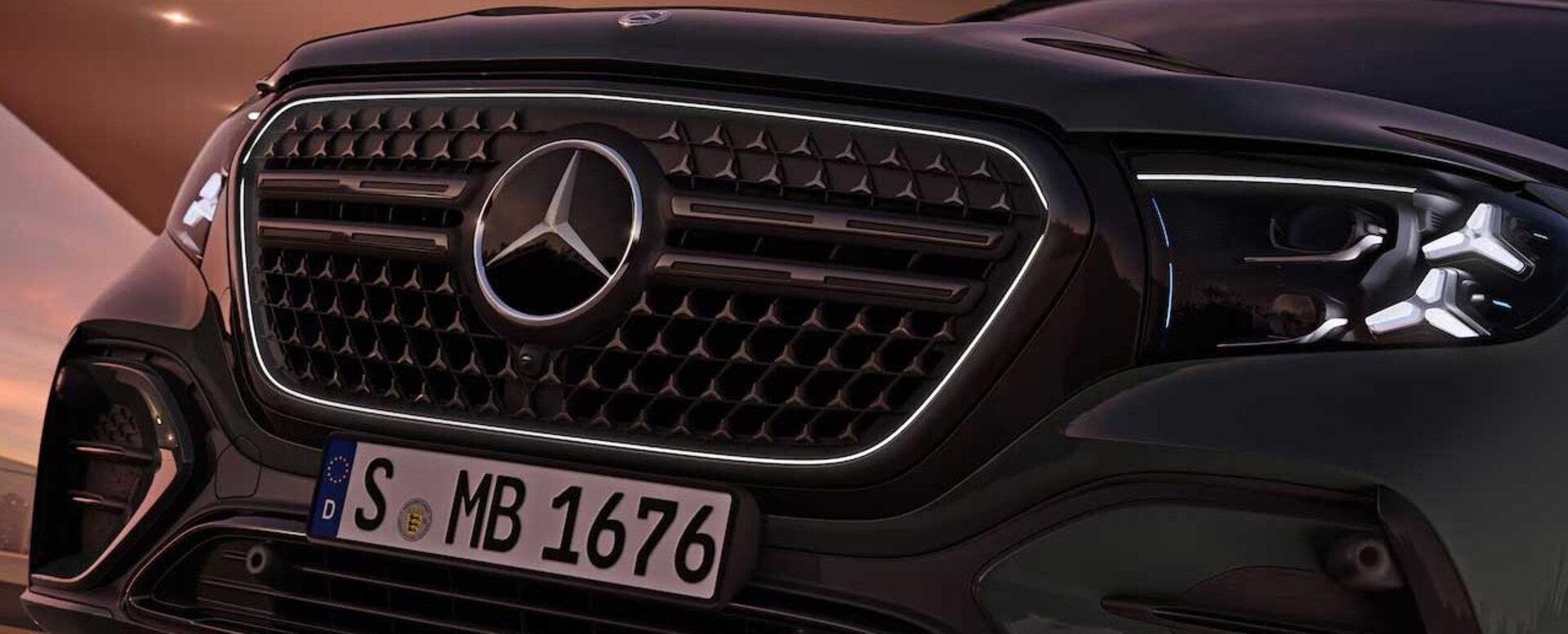 Das Panel mit beleuchtetem Mercedes-Benz Pattern am Mercedes-Benz GLS 2026