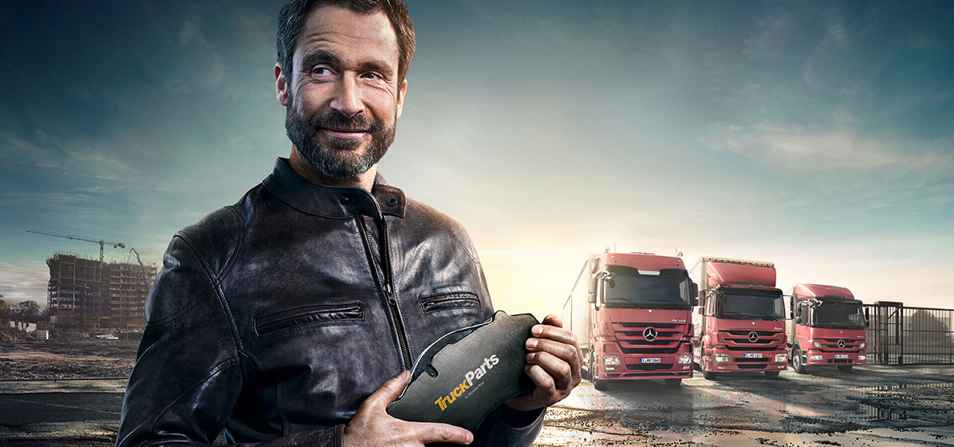 Mechaniker hält TruckParts Teil in der Hand