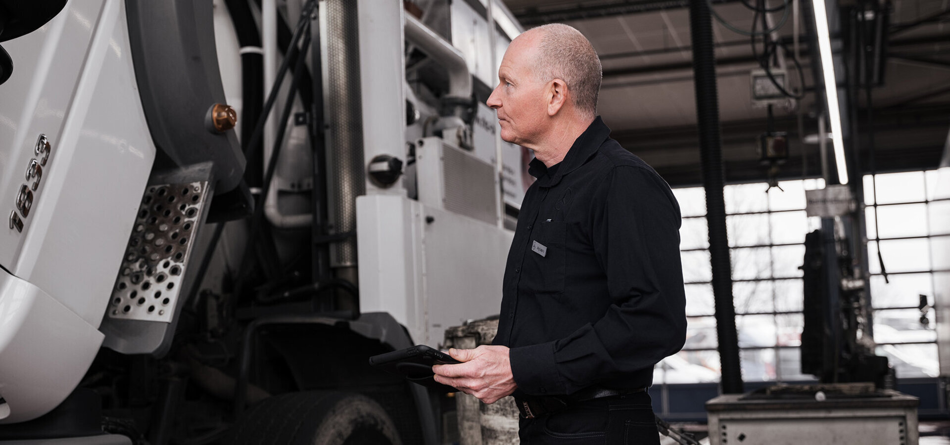 Servicetechniker prüft Lkw