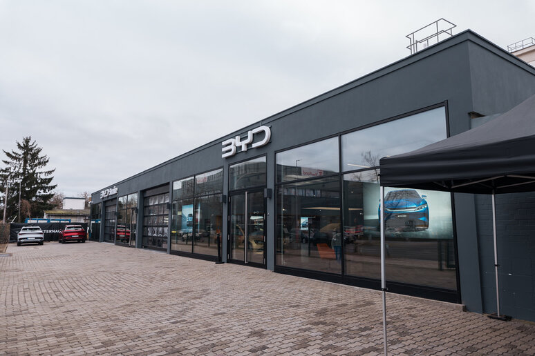 Der Standort Brunsbütteler Damm in der Storefront - ein schwarzes Gebäude mit BYD Markenlogo