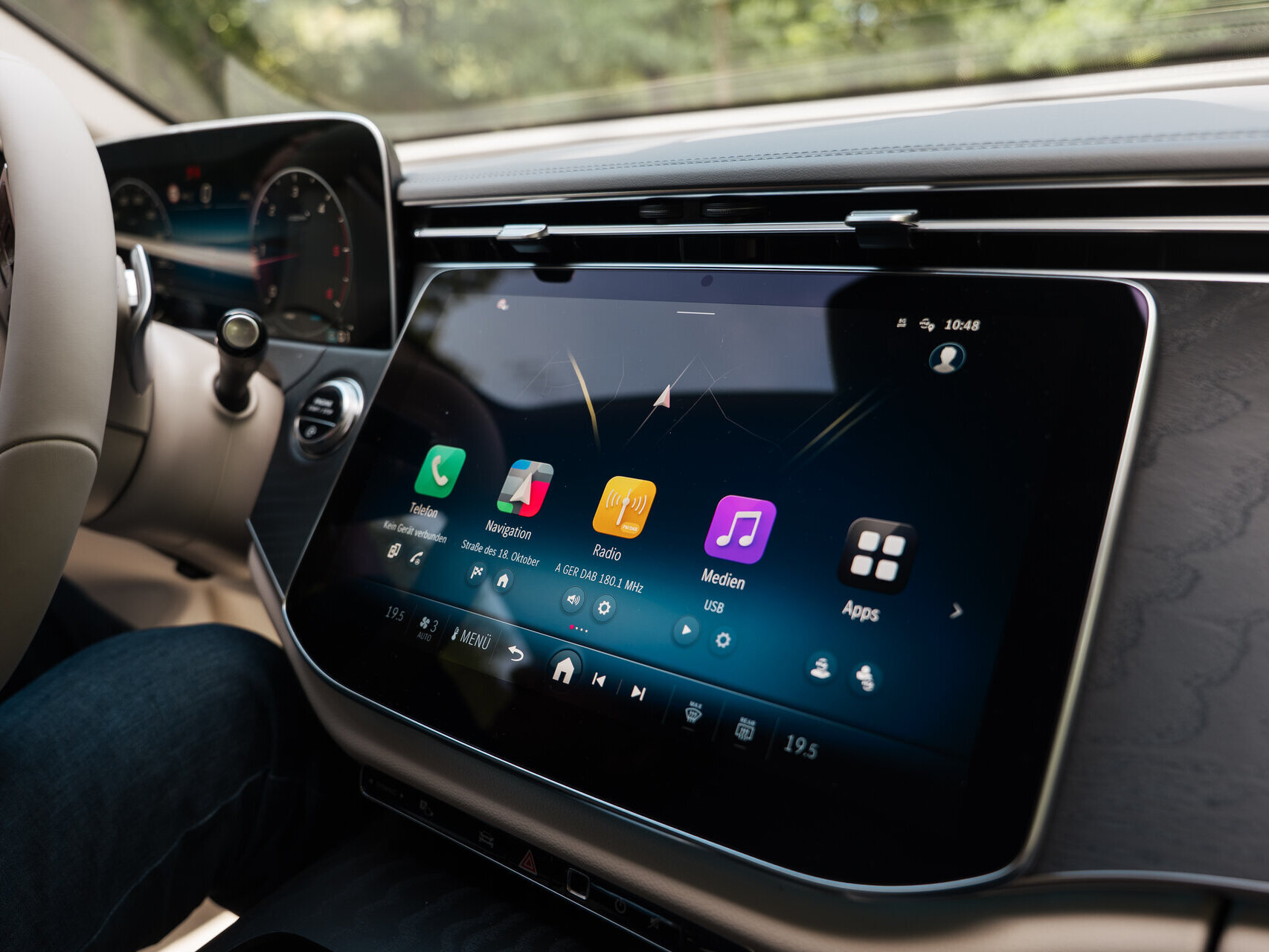 Das Infotainment-System von Mercedes-Benz. Der Bildschirm zeigt Symbole für Telefon, Radio, Medien und Apps.