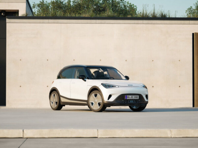 smart #1 Pro in white metallic eclipse vor einer Betonwand