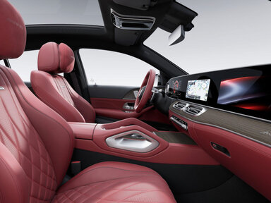 Das Interieur in MANUFAKTUR Sonderpolster Leder Exklusiv Nappa AMG karminrot/schwarz im Mercedes-AMG GLE Coupé