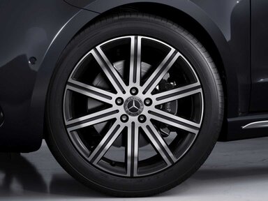 Die 48,3 cm (19″) Leichtmetallräder im 10-Speichen-Design der Mercedes-Benz V-Klasse 2026