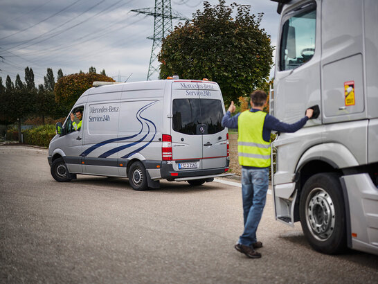 Pannenhelfer spricht mit Lkw-Fahrer