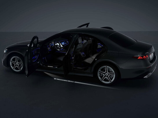 Lichtinszenierung mit Mercedes-Benz Schriftzug