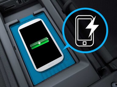 Kabelloses Ladesystem für mobile Endgeräte vorn in der C-Klasse Limousine