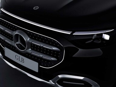 Der Kühlergrill beleuchtet mit Mercedes-Benz Pattern in Chrom des Mercedes-Benz GLB 2026