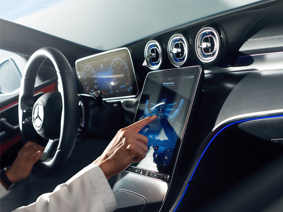 Frau stellt Klimaanlage im Auto ein